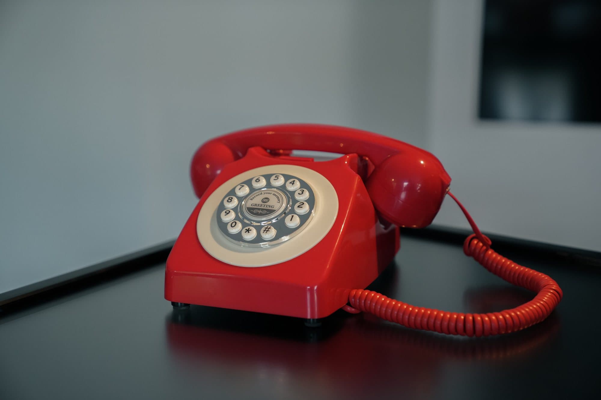 Audio-Gästebuch «Cherry»: rotes Retro-Telefon mit cremefarbener Wählscheibe