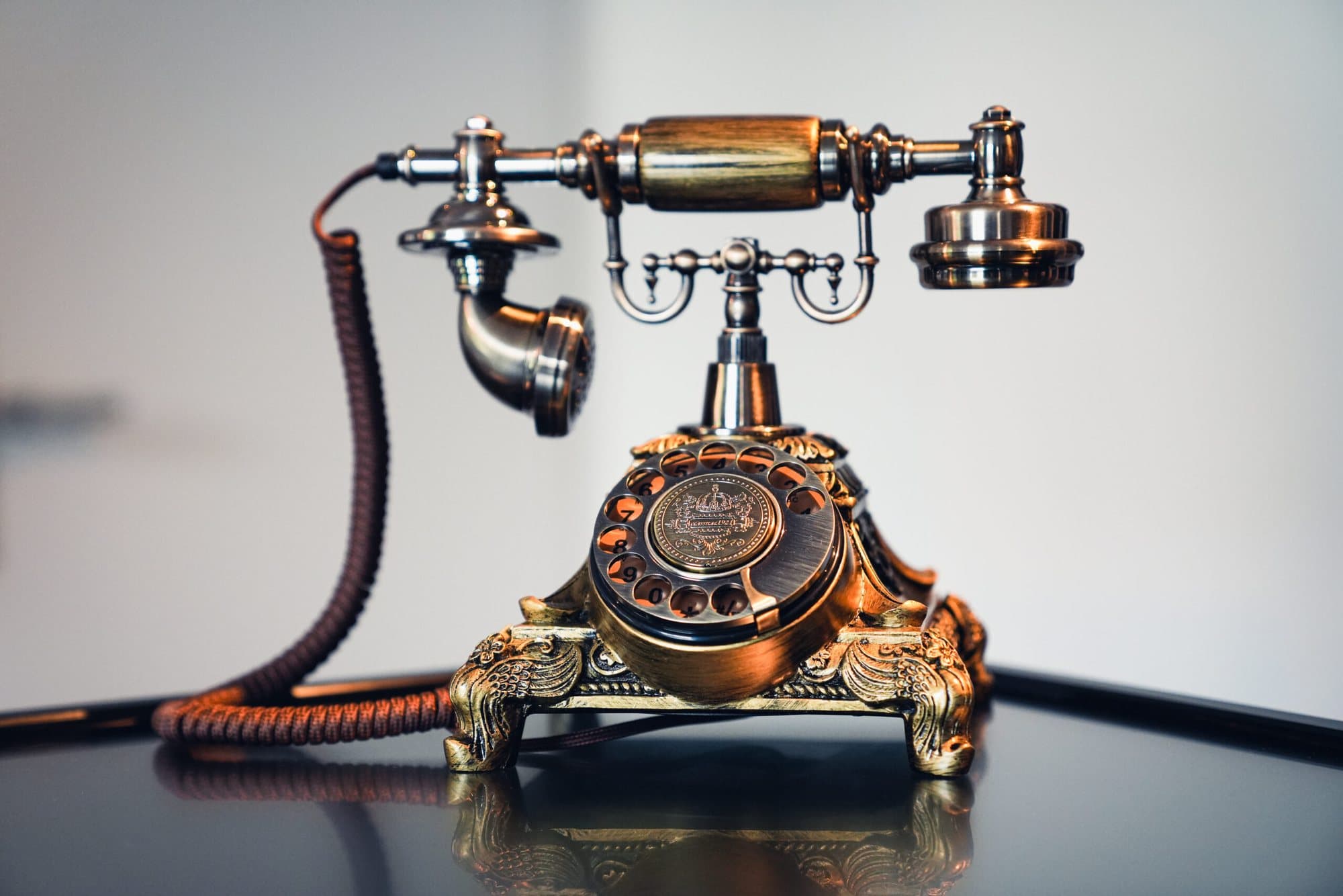 Audio-Gästebuch «Goldie» mieten: antikes Telefon in Gold- und Bronzeoptik mit Holzhörer