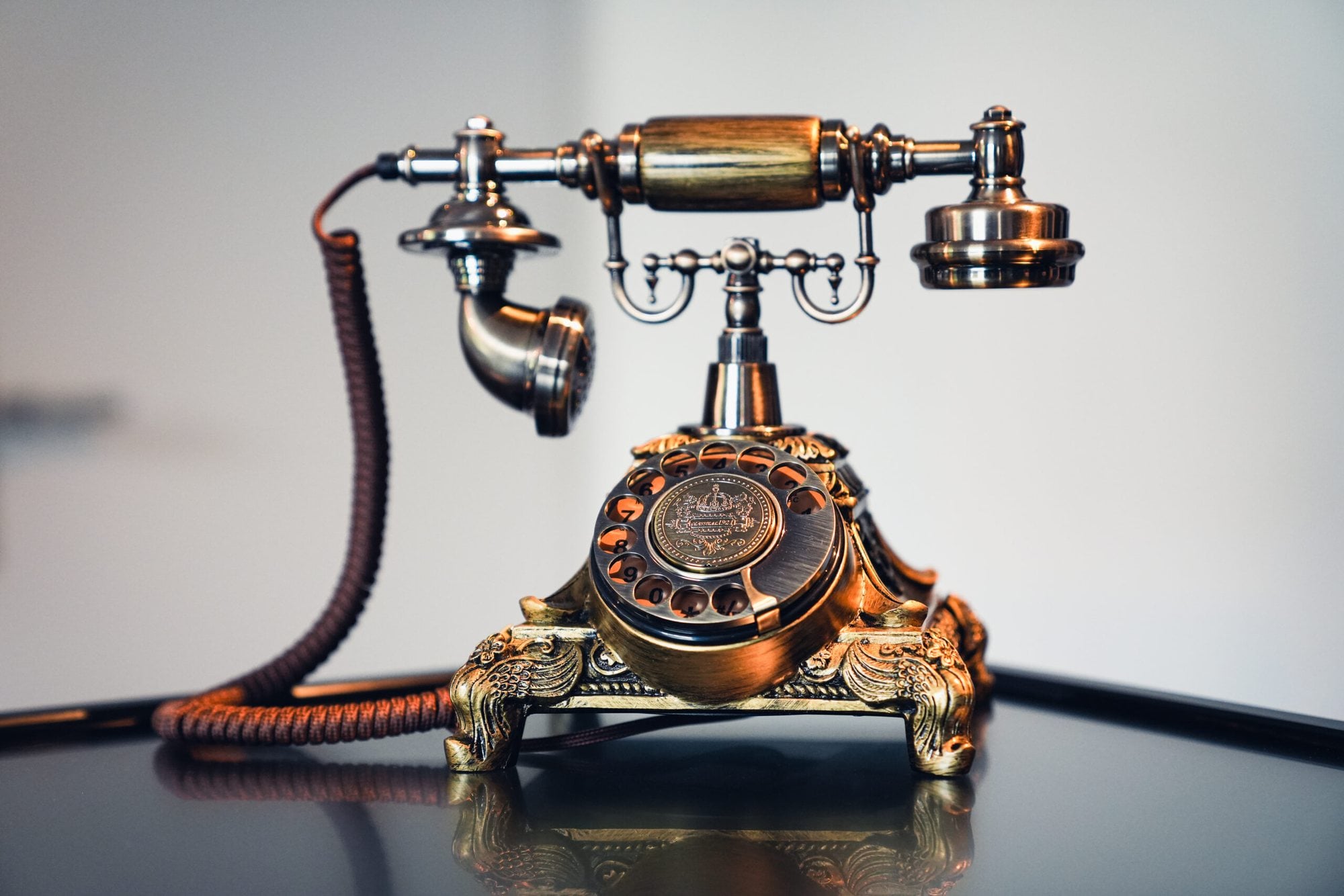 Audio-Gästebuch «Goldie» mieten: antikes Telefon in Gold- und Bronzeoptik mit Holzhörer