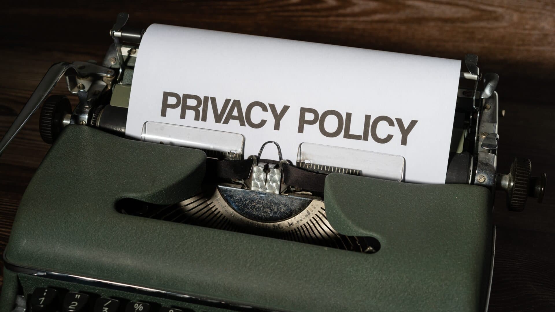 Alte grüne Schreibmaschine mit dem Wort «Privacy Policy» auf dem Blatt
