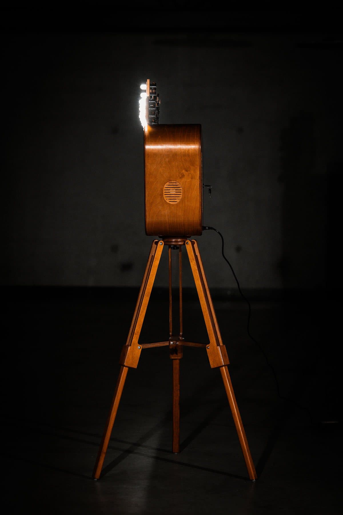 Fotobox «Smile» von der Seite mit leuchtendem Schild und Stromkabel, bereit zum Aufbau