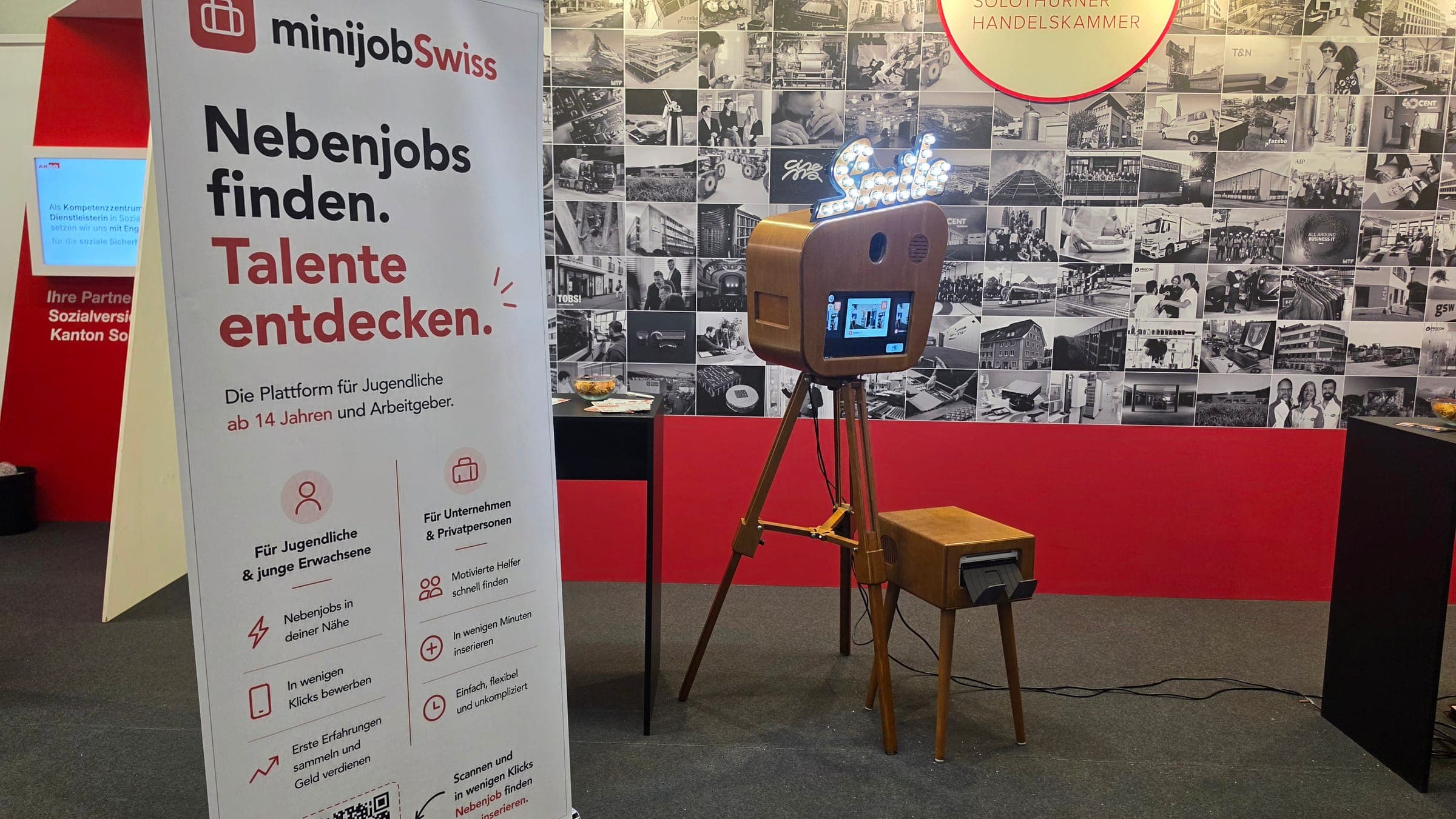 Fotobox «Smile» mit leuchtendem Schild am Messestand von minijobSwiss
