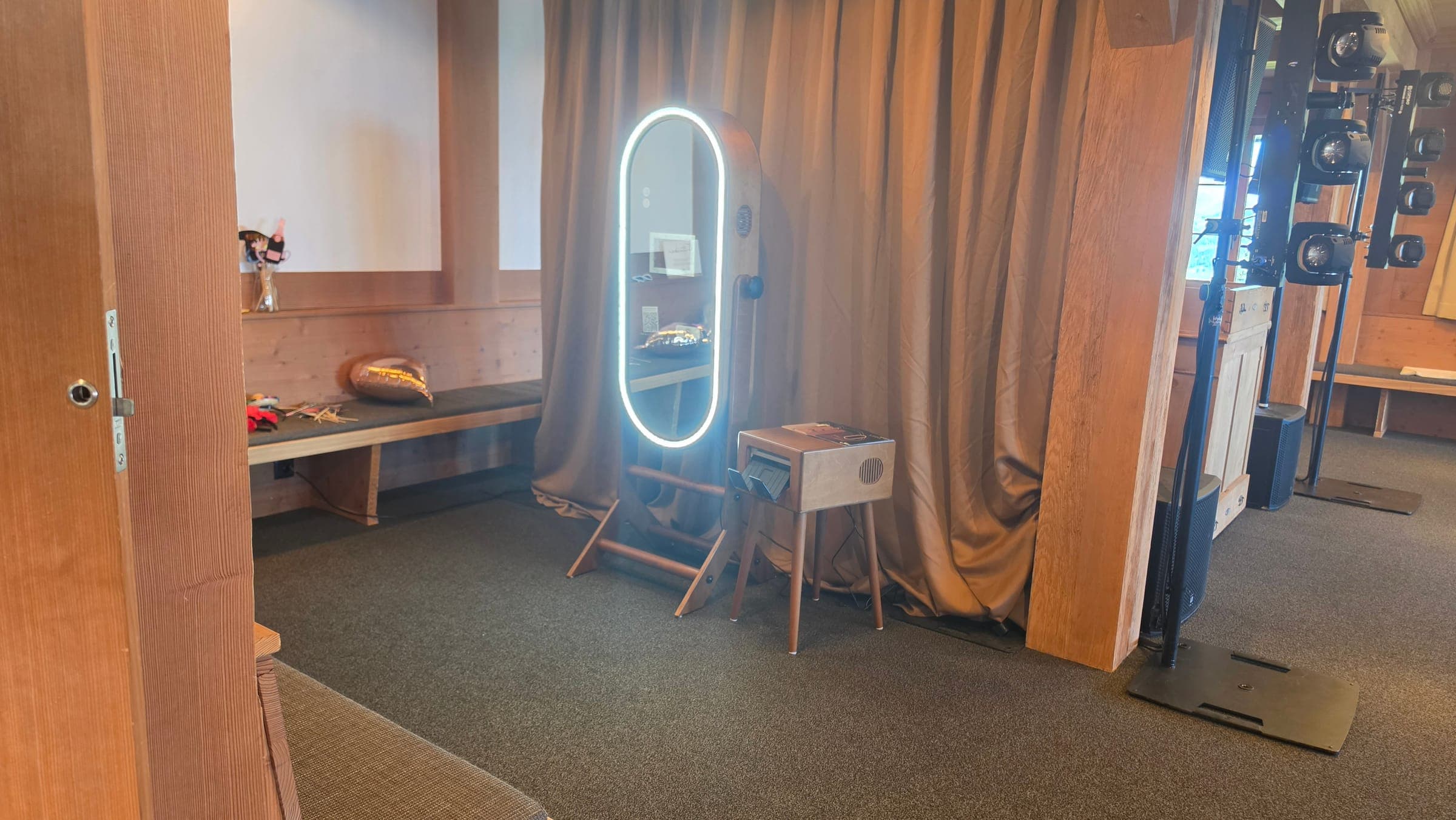 Spiegelbox «Mirror» und hölzerne Druckerkonsole vor der Vorhangwand im Chalet