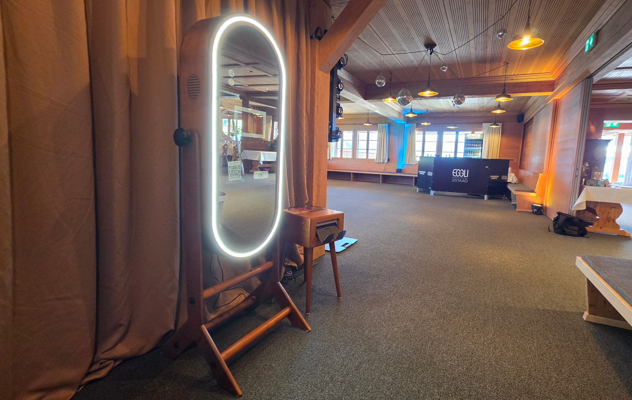 Spiegelbox «Mirror» mit leuchtendem Ring im Chaletsaal über Gstaad