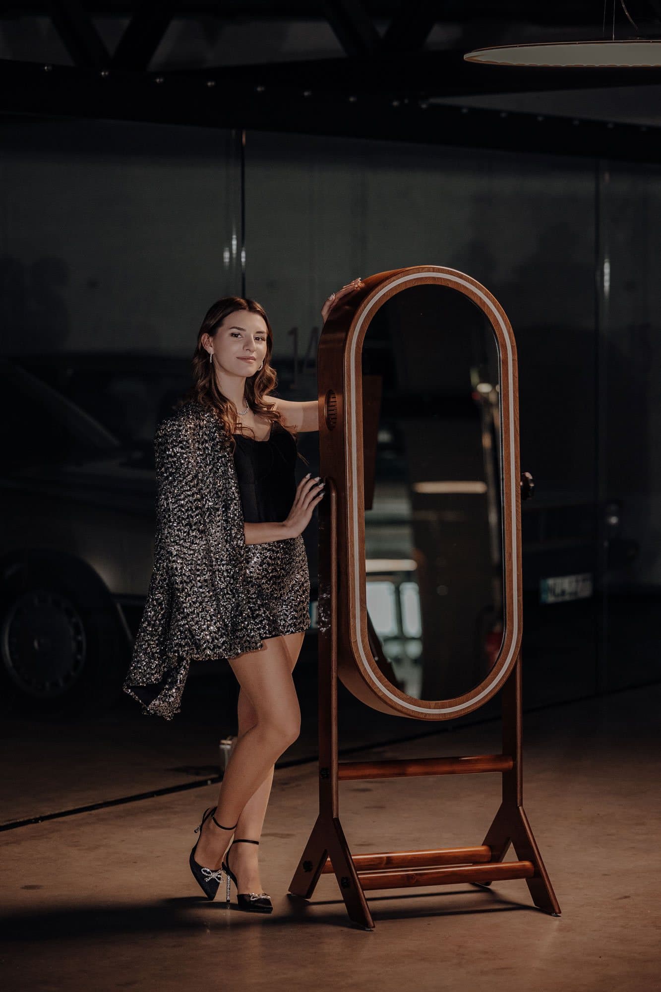 Gast im Glitzerblazer posiert neben der Spiegelbox «Mirror» mit Leuchtring an einer Feier